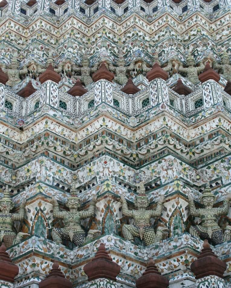 バンコクの寺院「ワット・アルン」の壁面デザイン